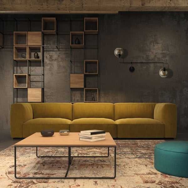 Wohnzimmer mit Sofa, Couchtisch, Teppich und Regalen