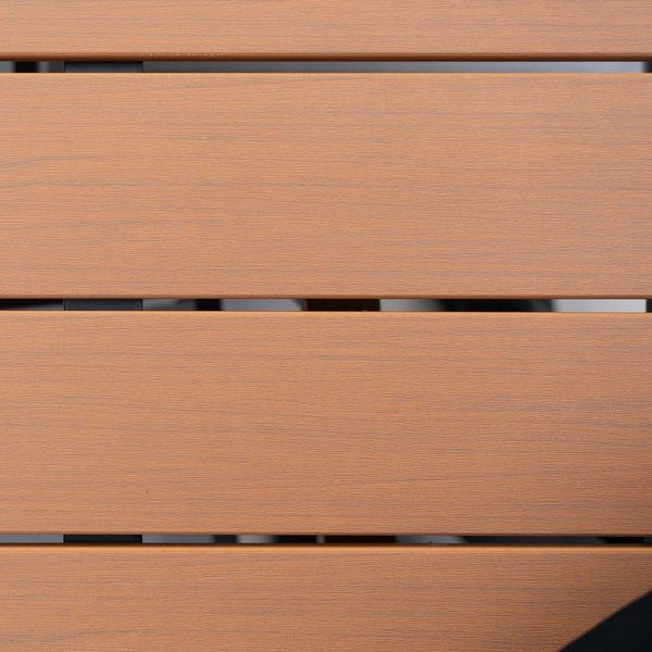 Detailaufnahme von Gartenmöbel-Latten mit Holzmaserung-Struktur aus robustem Kunststoff.