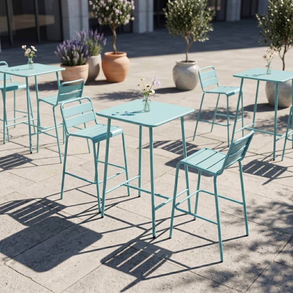 Moderne Gartenbar-Sitzgruppe aus Metall mit hohen quadratischen Tischen und Barhockern auf einer sonnigen Terrasse mit Pflanzkübeln.