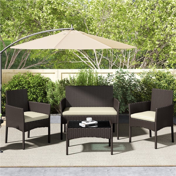 Gartenmöbelset mit zwei Stühlen, einer Bank, einem Tisch und einem Sonnenschirm