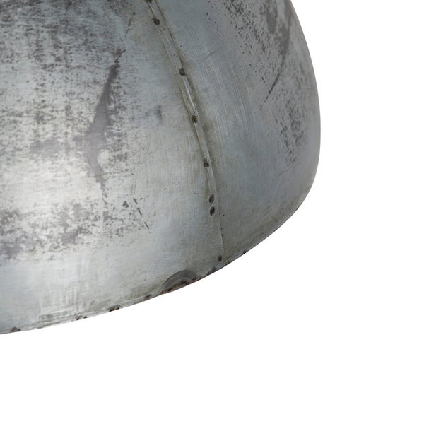 Detailaufnahme einer silberfarbenen Metalllampe