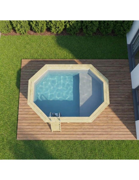 Aufsicht auf einen achteckigen Pool mit Holzrahmen und Leiter auf einer Holzterrasse in einem Garten.