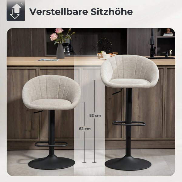 Zwei Barhocker mit verstellbarer Sitzhöhe von 62 Zentimeter bis 82 Zentimeter vor einer Küchenzeile mit dunklen Holzschränken.