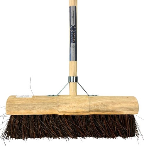 Kokosfaserbesen mit Holzstiel