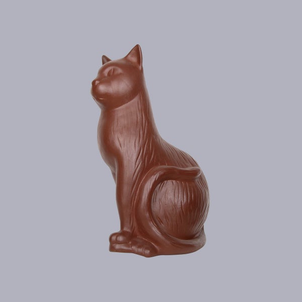 Sitzende Katzenfigur aus brauner Terrakotta für die Gartendekoration.