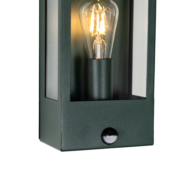 Außenwandleuchte mit Bewegungsmelder und leuchtendem Filament-Leuchtmittel in einem dunklen, rechteckigen Gehäuse aus Metall und Glas.