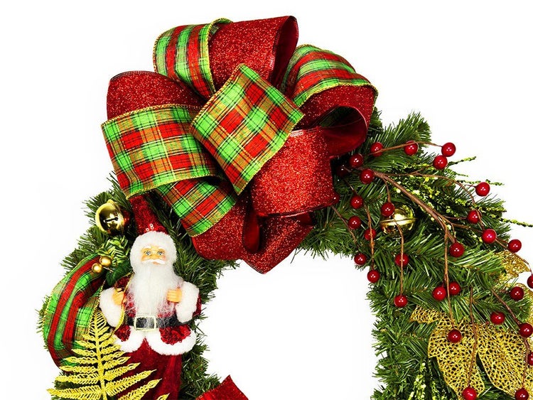 Weihnachtskranz mit künstlichen Tannenzweigen, Weihnachtsmannfigur, großer Schleife, Beeren und goldenen Verzierungen zur Wanddekoration.
