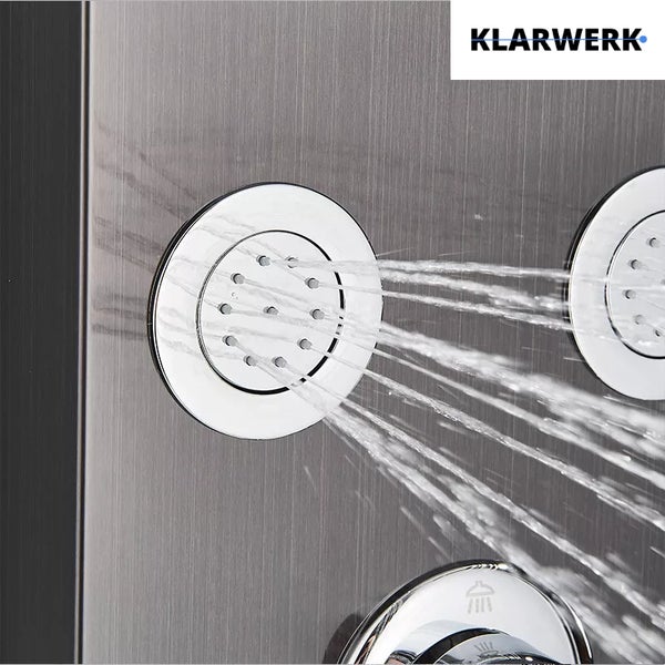 Körperdüse in einer Duschkabine mit Klarwerk Logo.