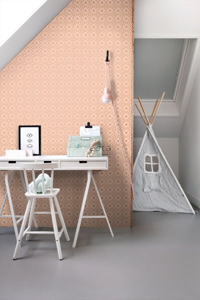 Dekoratives Zimmer mit gemusterter Tapete, Schreibtisch und Spielzelt.