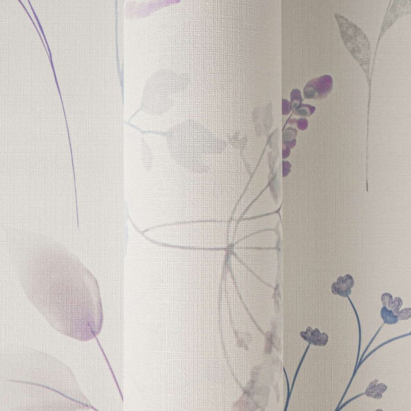 Tapete mit floralem Aquarell Muster und feiner Textur in einer gerollten Ansicht.
