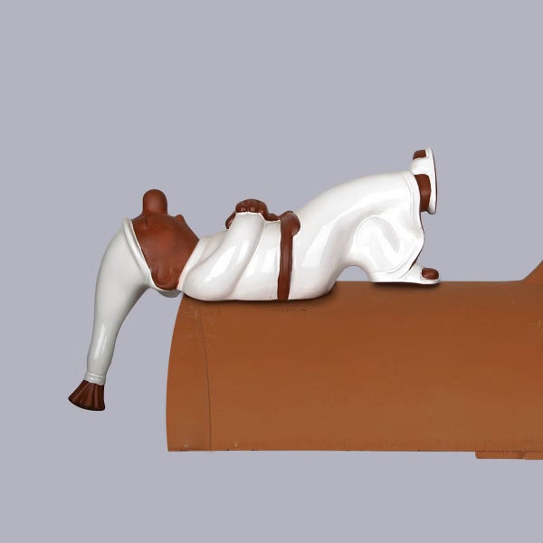 Dachschmuck schlafende Figur mit weißer Zipfelmütze auf braunem Firstziegel aus Ton