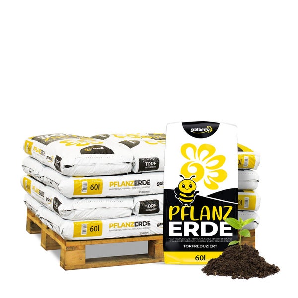 Galamio Pflanzerde torfreduziert, 60 Liter, Palette mit mehreren Säcken und ein Sack im Vordergrund neben einem Erdhaufen mit kleiner Pflanze.