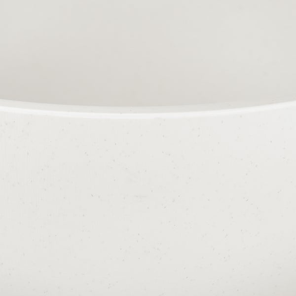 Nahaufnahme eines Pflanzgefäßrandes mit fein strukturierter Oberfläche