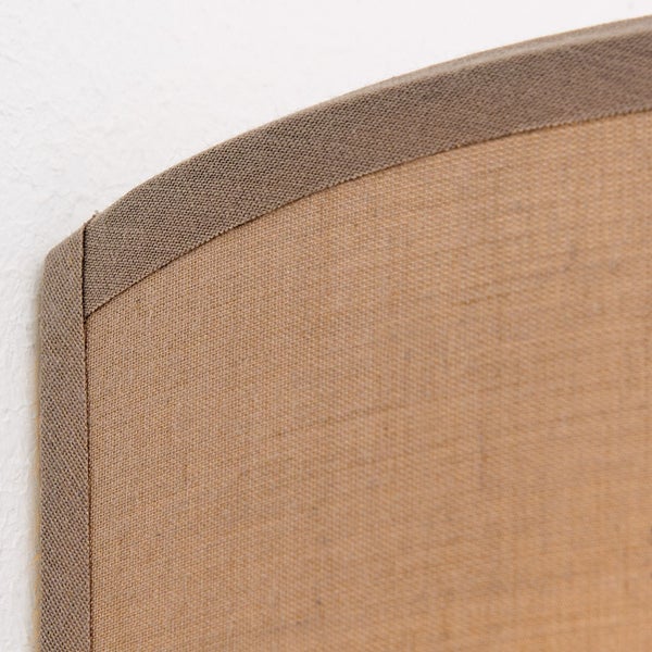Detailaufnahme eines Lampenschirms aus Textil mit gerundeter Ecke und eingefasstem Rand