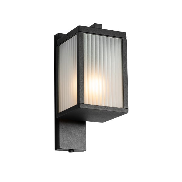 Rechteckige Außenwandleuchte aus schwarzem Metall mit geriffeltem Glas und warmem Licht.