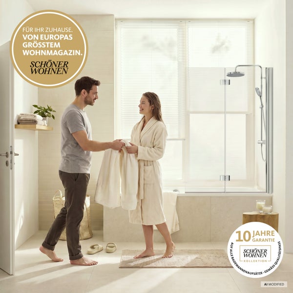 Ein Paar in einem modernen Badezimmer mit Badewannenaufsatz aus Glas und Duschsystem von Schöner Wohnen mit zehn Jahren Garantie.
