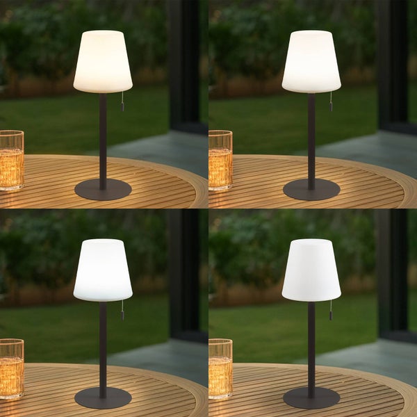 Tragbare LED-Tischleuchte auf einem Holztisch im Außenbereich, vier Bilder zeigen verschiedene Lichttemperaturen von warmweiß bis kaltweiß.