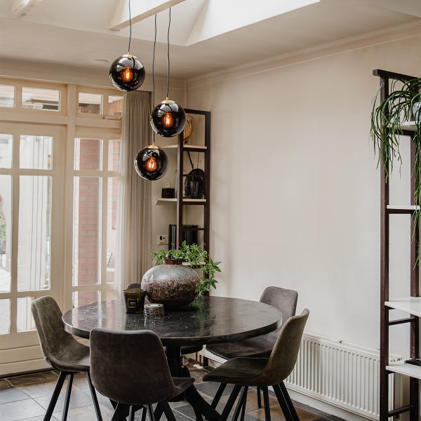 Esszimmer mit rundem Tisch, Stühlen und Hängelampe