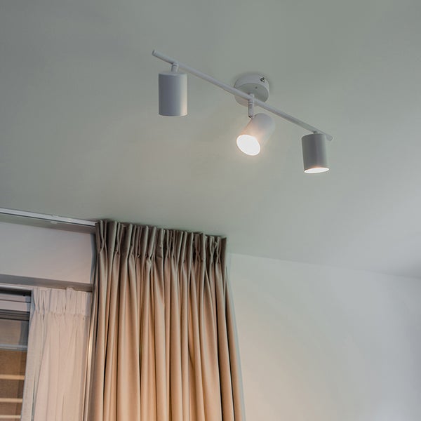 Deckenleuchte mit drei Strahlern im Innenraum