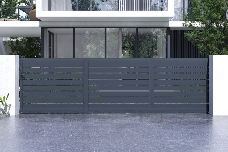 Modernes Schiebetor für Einfahrten aus Metall in horizontalem Lamellendesign vor einem zeitgenössischen Wohnhaus.