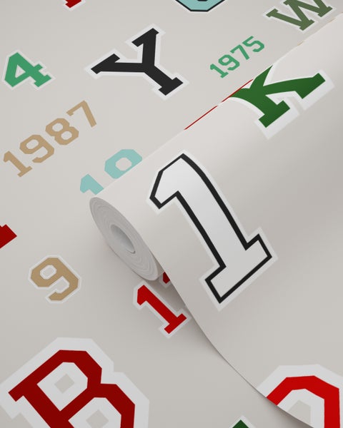 Tapetenrolle mit Buchstaben- und Zahlenmuster