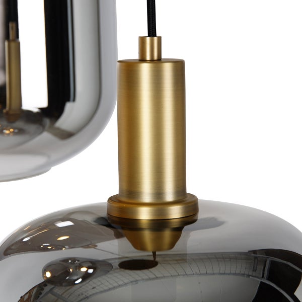 Detailansicht einer Hängelampe mit Schirm aus Glas und Metallaufhängung