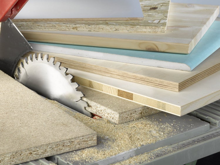 Grafik mit Spielturm, Befestigungsmaterial und 10 Jahre Garantie, präsentiert von einer Comicfigur