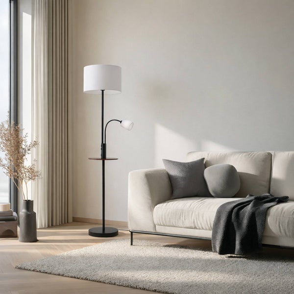 Wohnzimmer mit Stehlampe, Sofa und Teppich
