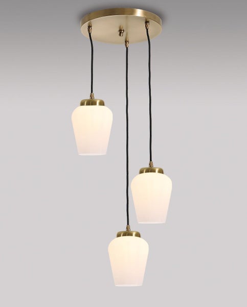 Dreiflammige Pendelleuchte mit Glasschirmen und Textilkabeln
