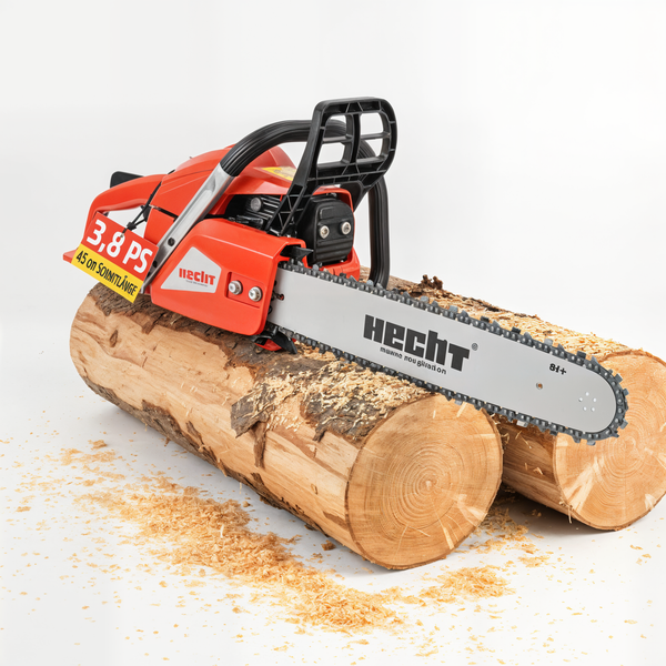 Kettensäge auf einem Holzstamm, Marke Hecht