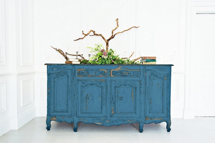 Blauer Holzschrank mit Schubladen, Türen und Verzierungen im Vintage Stil