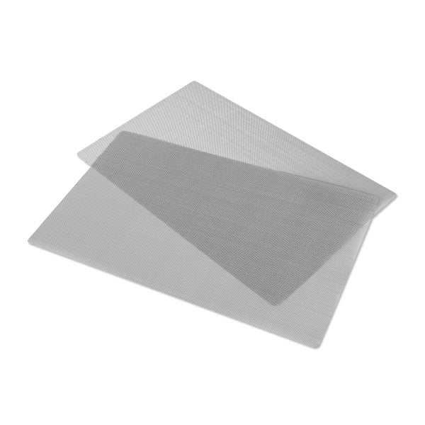 Zwei Metallgaze-Filter auf weißem Hintergrund