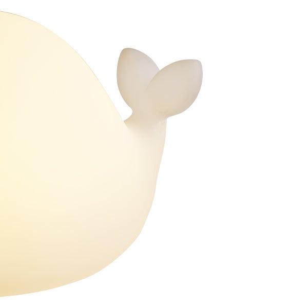 Detailaufnahme der Schwanzflosse eines leuchtenden Nachtlichts in Walform aus weichem Kunststoff.