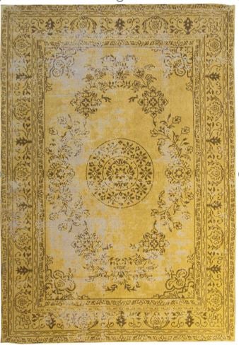 Rechteckiger Teppich im Vintage Stil mit orientalischem Muster und Bordüre.