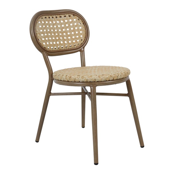 Gartenstuhl mit Metallgestell in Holzoptik, runder Sitzfläche und Rückenlehne aus Geflecht.