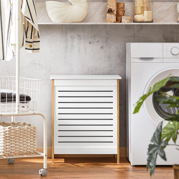 Wäschezimmer Szene mit weißem Wäschekorb und Waschmaschine