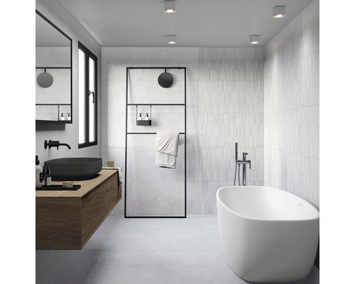 Badezimmer mit freistehender Badewanne, Waschtisch mit Aufsatzwaschbecken und Handtuchhalter