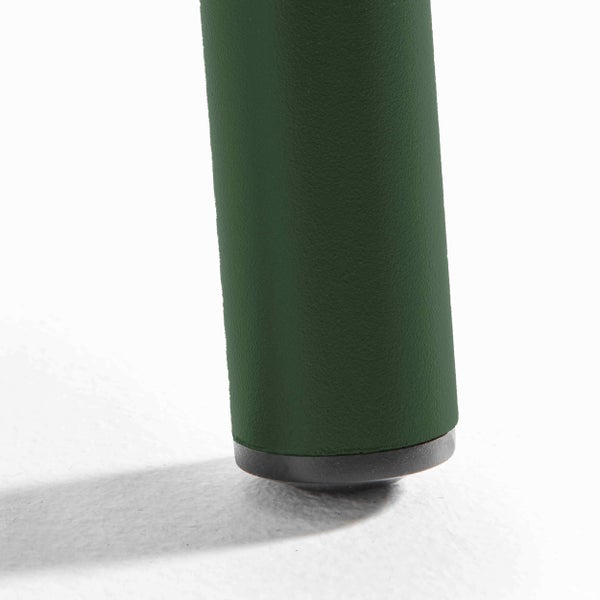 Detailansicht eines grünen Möbelfußes aus pulverbeschichtetem Metall mit schwarzem Bodenschoner.
