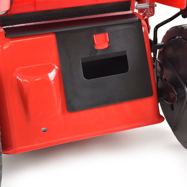 Detailansicht eines Rasenmähers mit Seitenauswurf