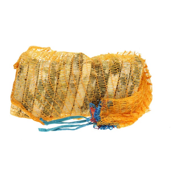 Brennholz in einem Netz