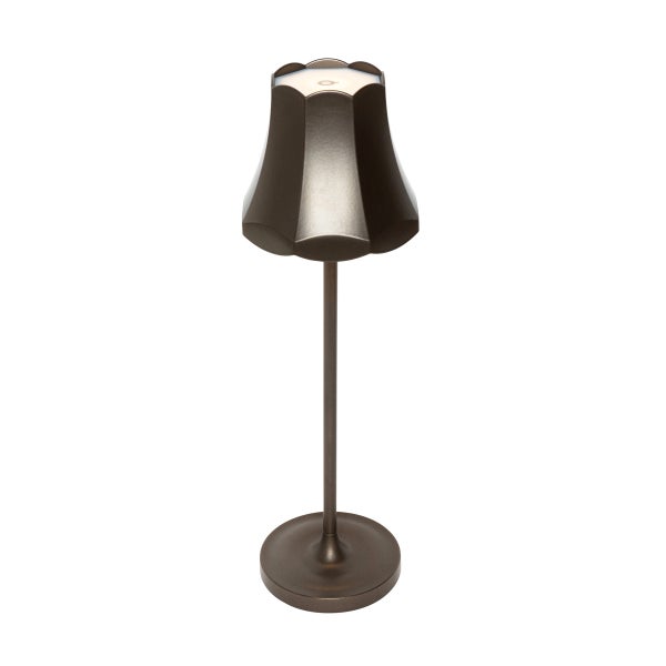 Akku-LED-Tischleuchte aus Metall mit gewelltem Schirm und schmalem Standfuß.