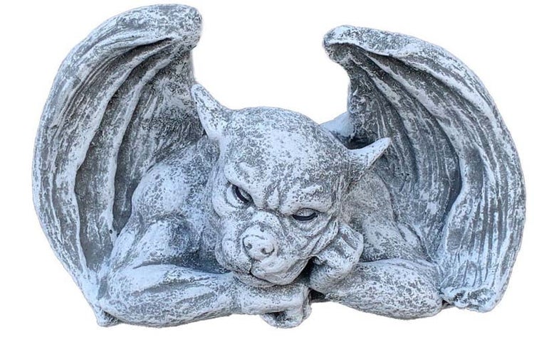 Gartenfigur Wasserspeier aus Stein in Form eines geflügelten Fabelwesens als Dekoration für den Außenbereich.