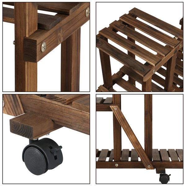 Detailansicht eines Pflanzenregals aus Holz mit Rollen