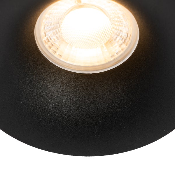 Nahaufnahme eines eingeschalteten Leuchtmittels in einer schwarzen matten Fassung.