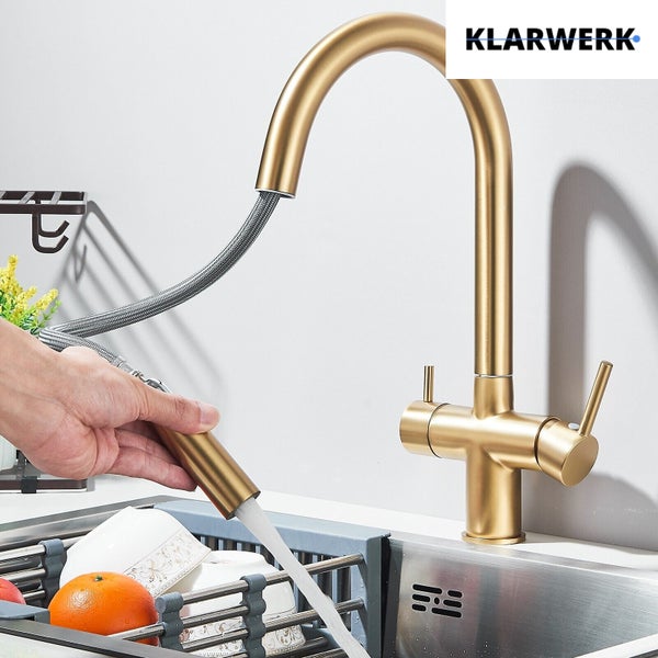 Klarwerk Küchenarmatur mit ausziehbarer Brause und hohem Auslauf über einer Spüle in einer modernen Küche und Klarwerk Logo.