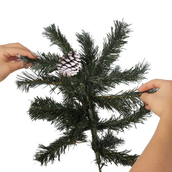 Dekorierter künstlicher Weihnachtsbaum mit Tannenzapfen