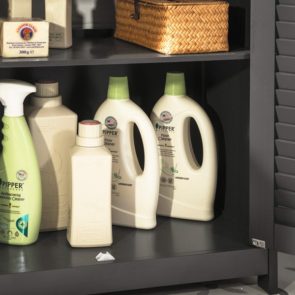 Regal mit verschiedenen Reinigungsflaschen