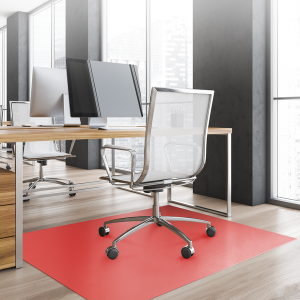 Rote Bodenschutzmatte auf Laminat unter einem Schreibtischstuhl in einem hellen, modernen Büro.