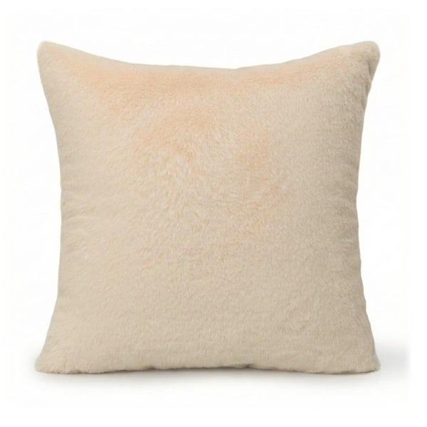 Quadratisches Dekokissen aus weichem Kunstfell in Beige.