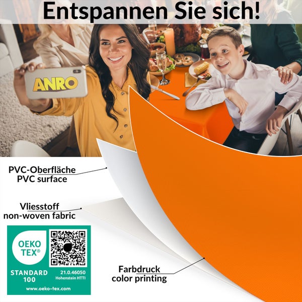 Familie macht ein Selfie am Esstisch mit orangefarbener Tischdecke mit PVC-Oberfläche, Vliesstoff und Farbdruck sowie Oeko-Tex Standard 100 Siegel.